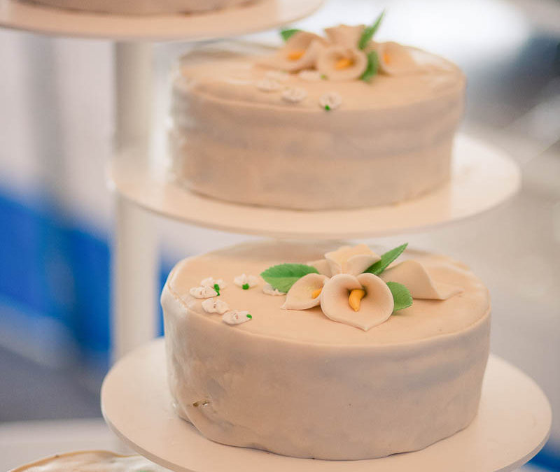 Give your wedding cake a special look