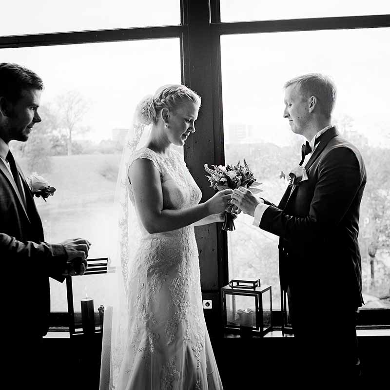 how much to tip wedding photographer